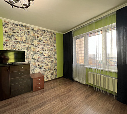 Продается 2- комнатная квартира в микр. Пироговский  ул. Фабричная расположенная на 3/17 этажного кирпичного дома.
